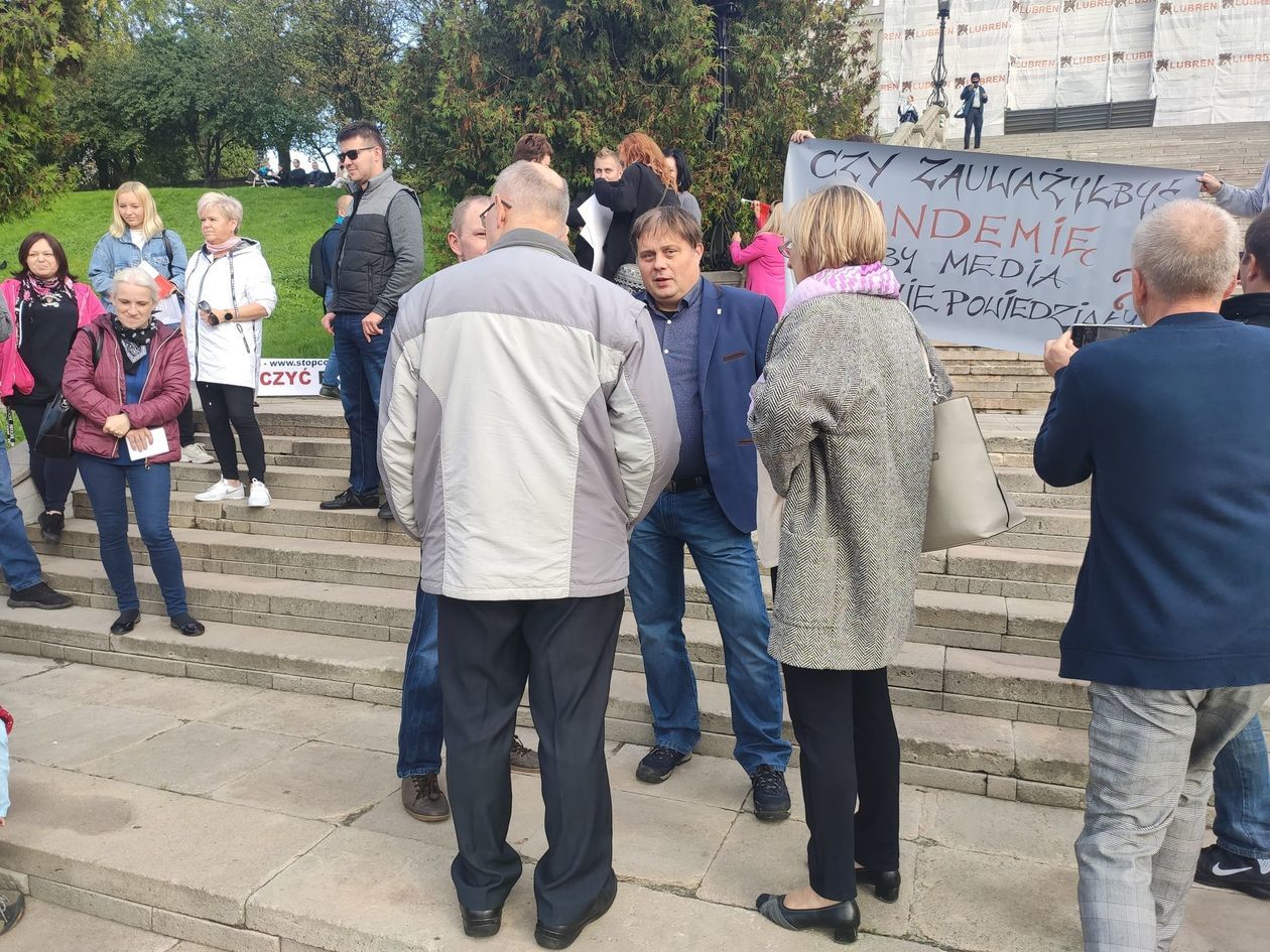  Nie wierzą w pandemię. Protest w Lublinie (zdjęcie 1) - Autor: Paweł Buczkowski