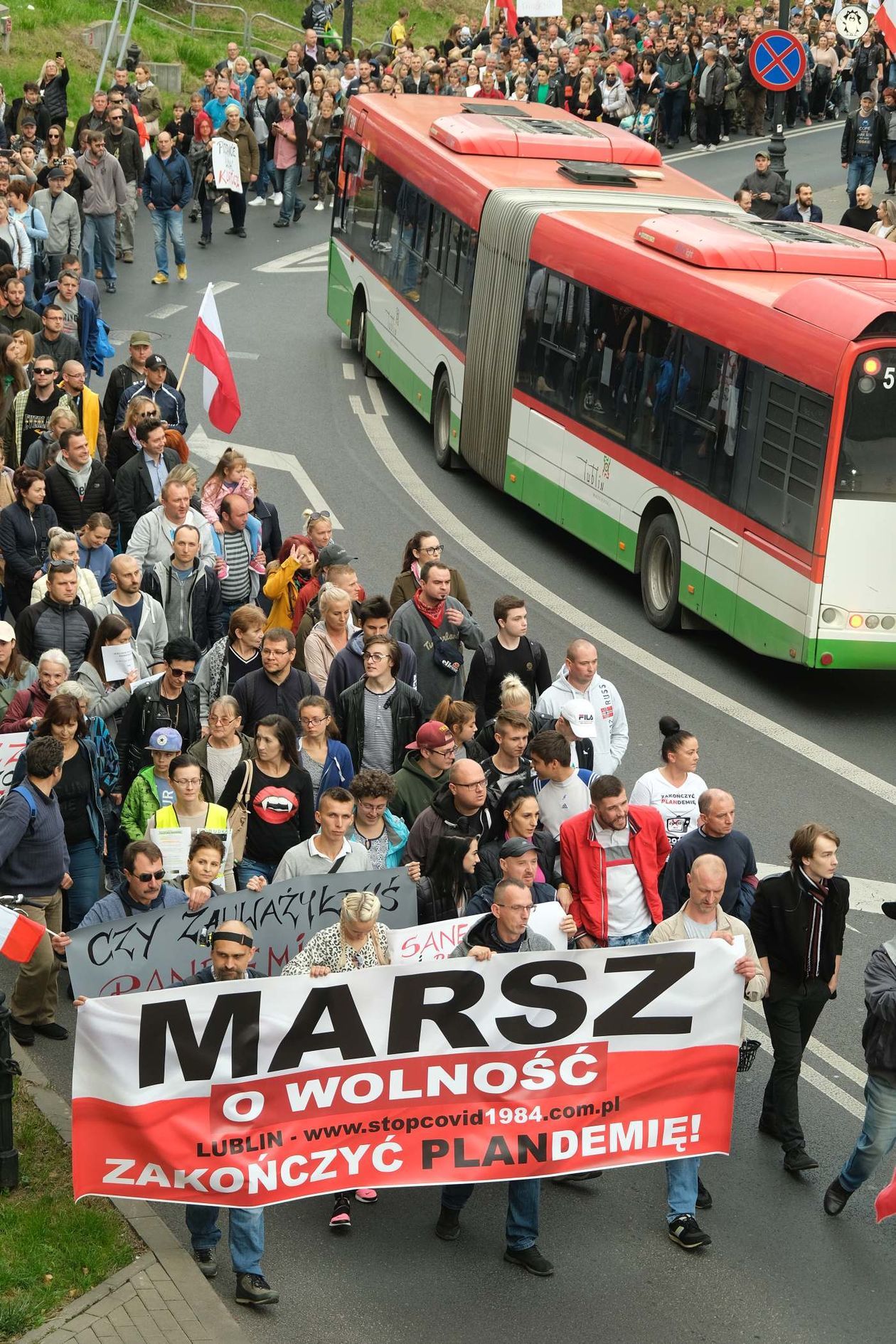  Nie wierzą w pandemię. Protest w Lublinie (zdjęcie 1) - Autor: Maciej Kaczanowski