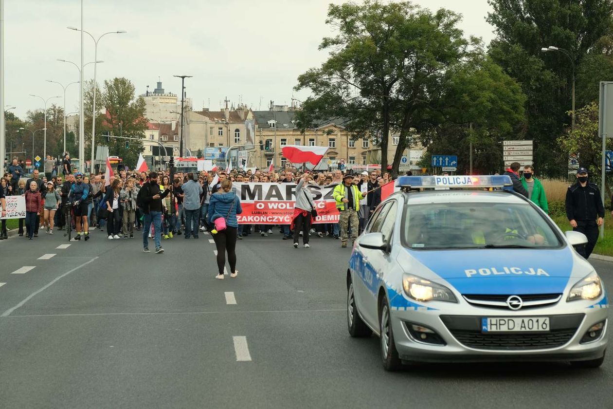  Nie wierzą w pandemię. Protest w Lublinie (zdjęcie 1) - Autor: Maciej Kaczanowski