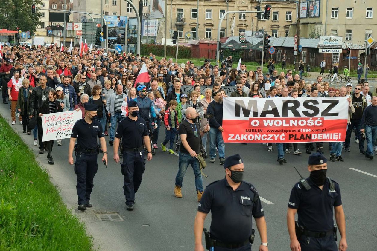  Nie wierzą w pandemię. Protest w Lublinie (zdjęcie 1) - Autor: Maciej Kaczanowski