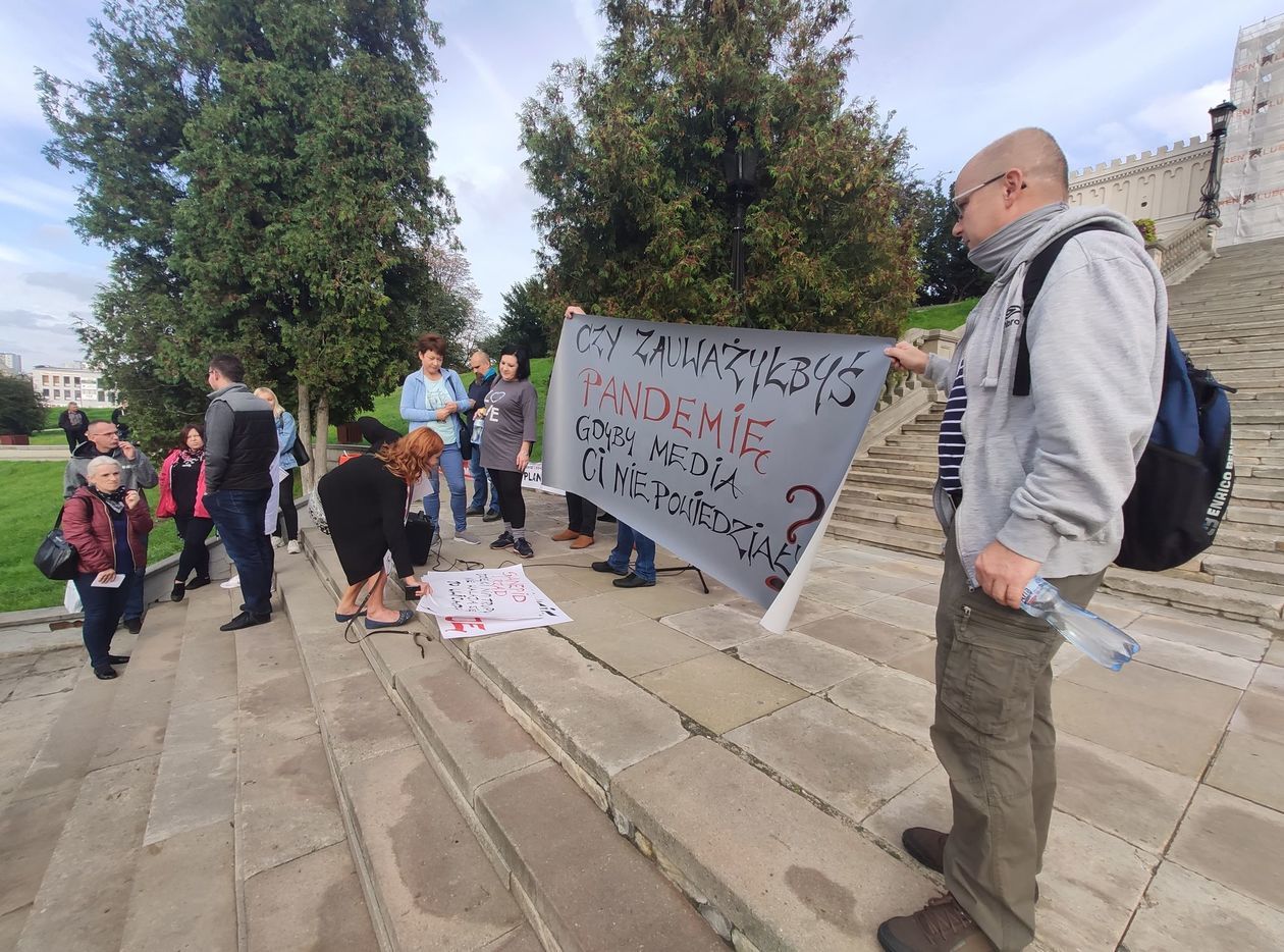  Nie wierzą w pandemię. Protest w Lublinie (zdjęcie 1) - Autor: Paweł Buczkowski