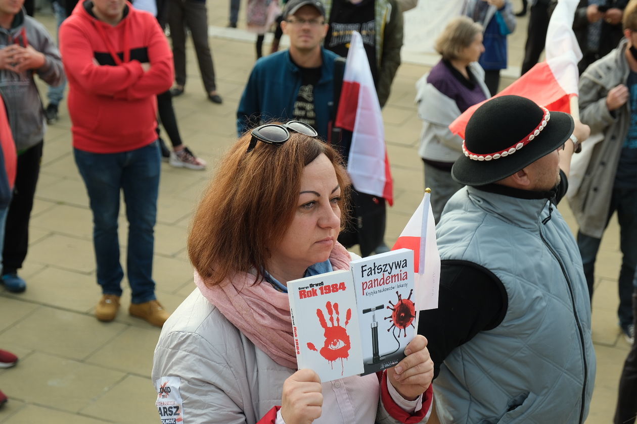  Nie wierzą w pandemię. Protest w Lublinie (zdjęcie 1) - Autor: Maciej Kaczanowski