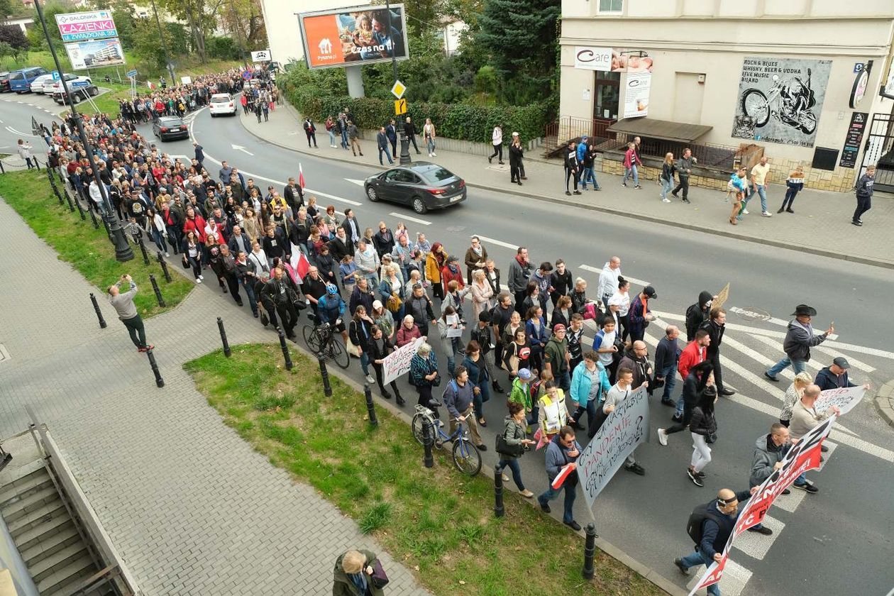  Nie wierzą w pandemię. Protest w Lublinie (zdjęcie 1) - Autor: Maciej Kaczanowski