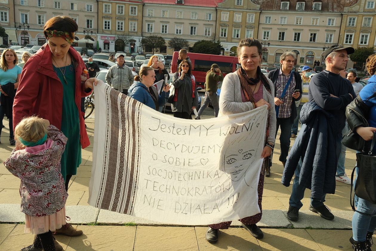  Nie wierzą w pandemię. Protest w Lublinie (zdjęcie 1) - Autor: Maciej Kaczanowski