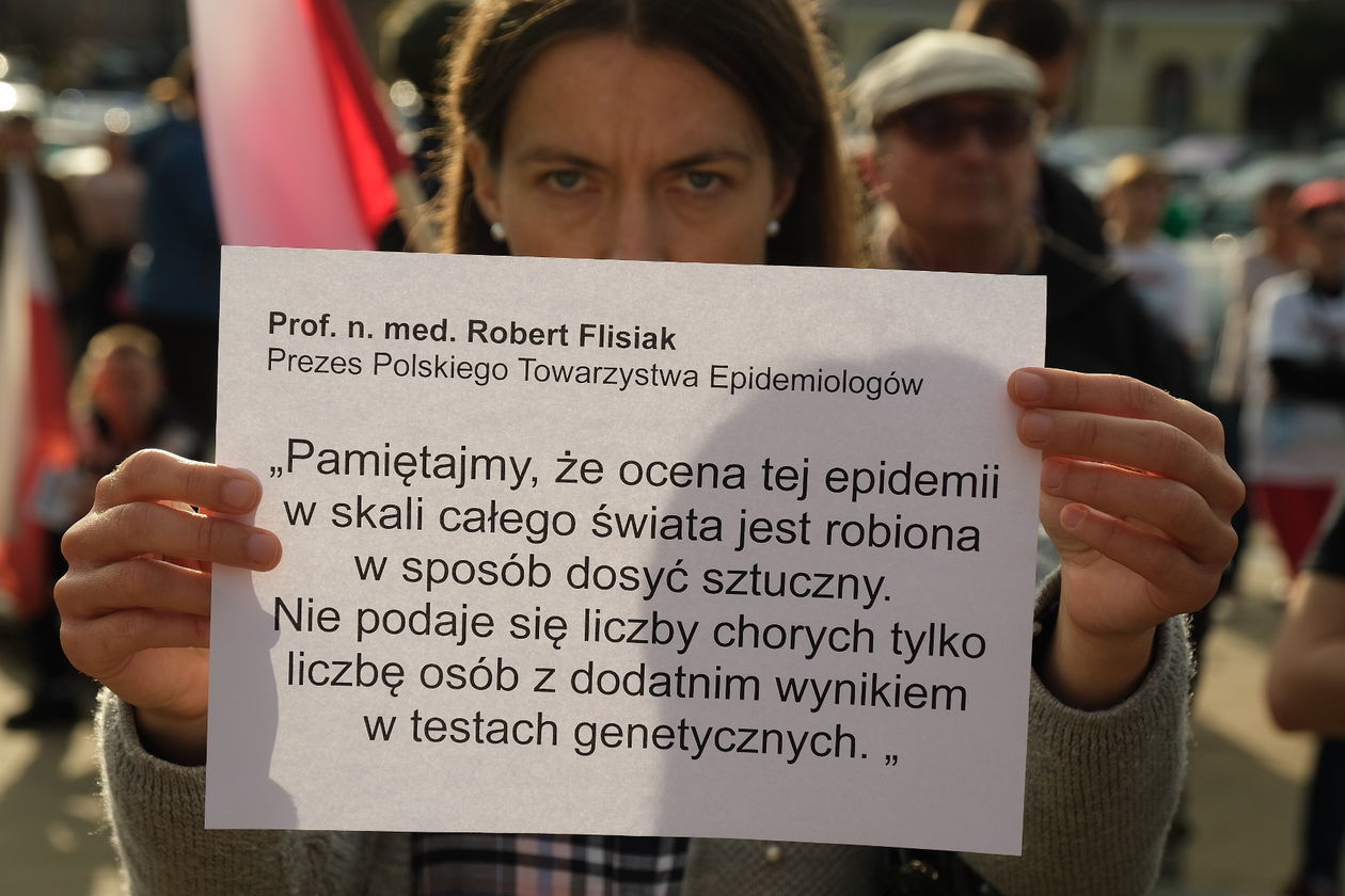  Nie wierzą w pandemię. Protest w Lublinie (zdjęcie 1) - Autor: Maciej Kaczanowski