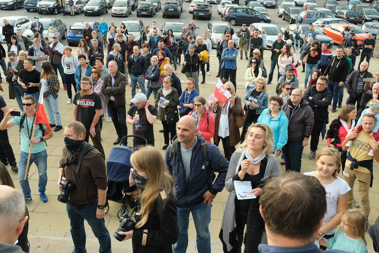  Nie wierzą w pandemię. Protest w Lublinie (zdjęcie 1) - Autor: Maciej Kaczanowski