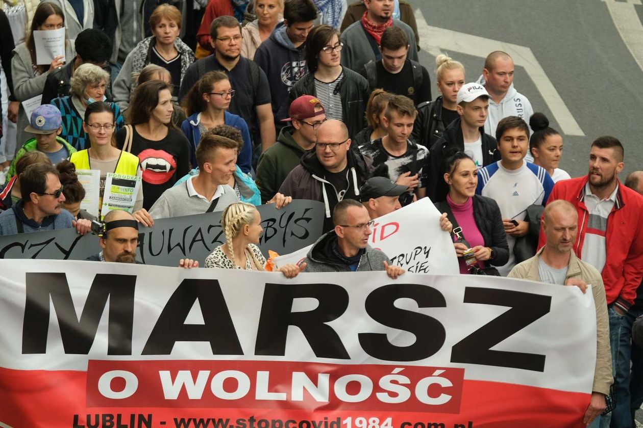  Nie wierzą w pandemię. Protest w Lublinie (zdjęcie 1) - Autor: Maciej Kaczanowski