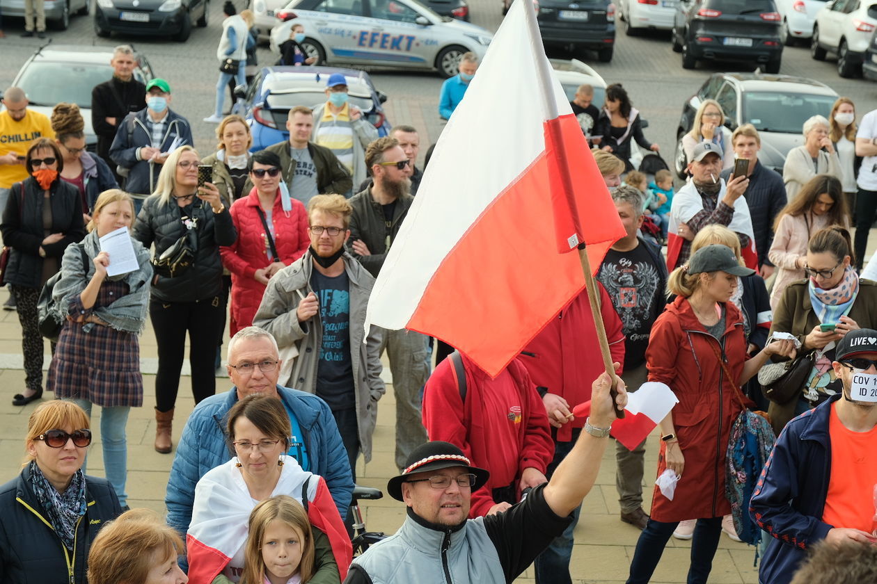  Nie wierzą w pandemię. Protest w Lublinie (zdjęcie 1) - Autor: Maciej Kaczanowski