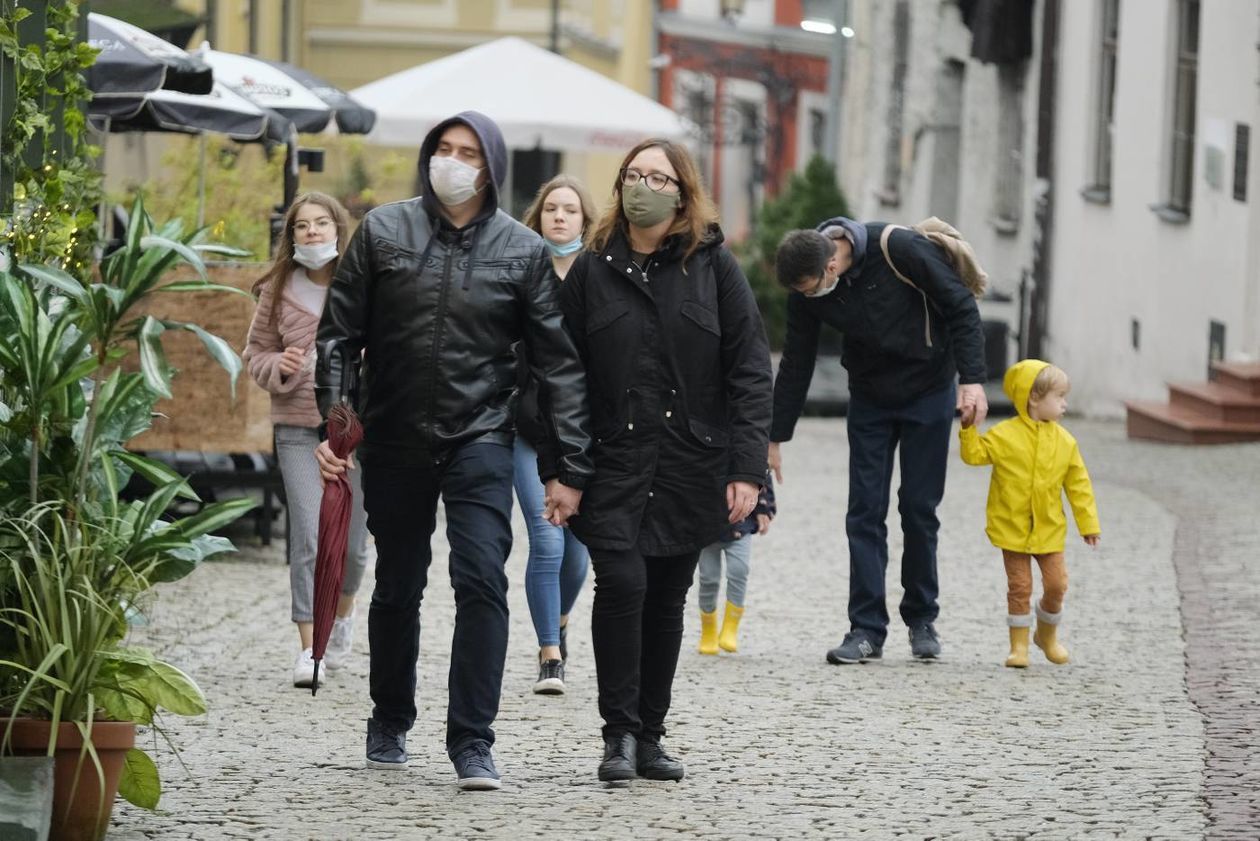  Żółta strefa w Lublinie: przechodnie w maskach ochronnych (zdjęcie 1) - Autor: Maciej Kaczanowski