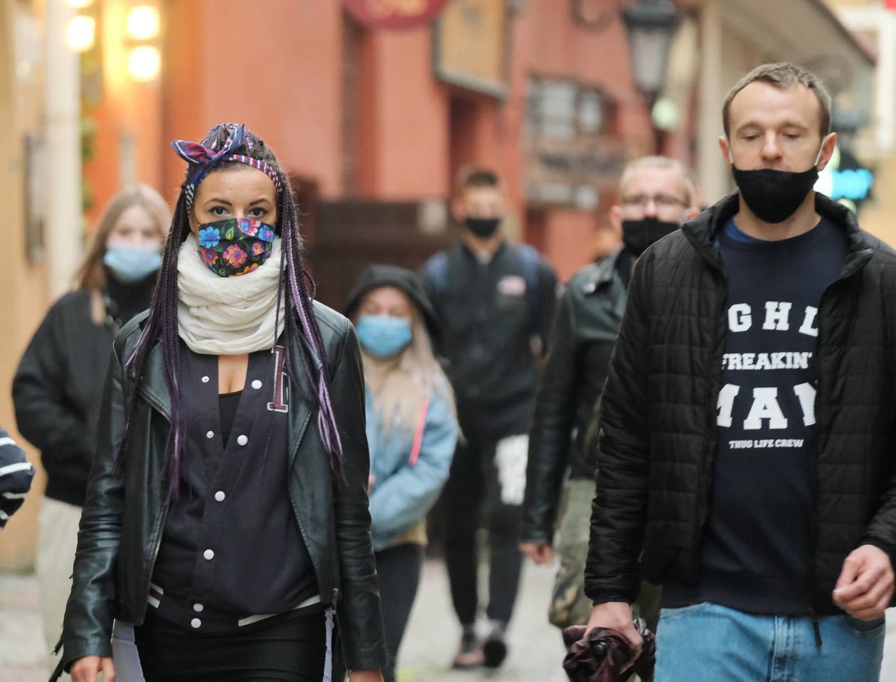  Żółta strefa w Lublinie: przechodnie w maskach ochronnych (zdjęcie 1) - Autor: Maciej Kaczanowski