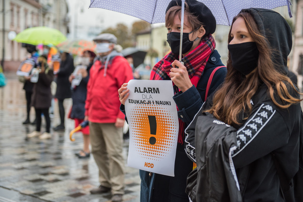  Protest KOD przeciwko nominacji dla Przemysława Czarnka (zdjęcie 1) - Autor: Tomasz Tylus