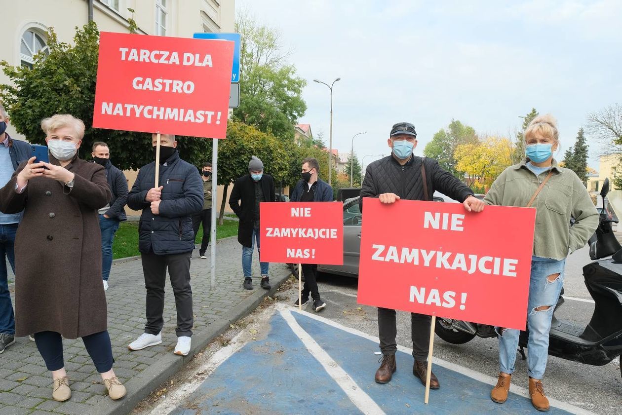  Protest pracowników branży gastronomicznej przed Lubelskim Urzędem Wojewódzkim  (zdjęcie 1) - Autor: Maciej Kaczanowski
