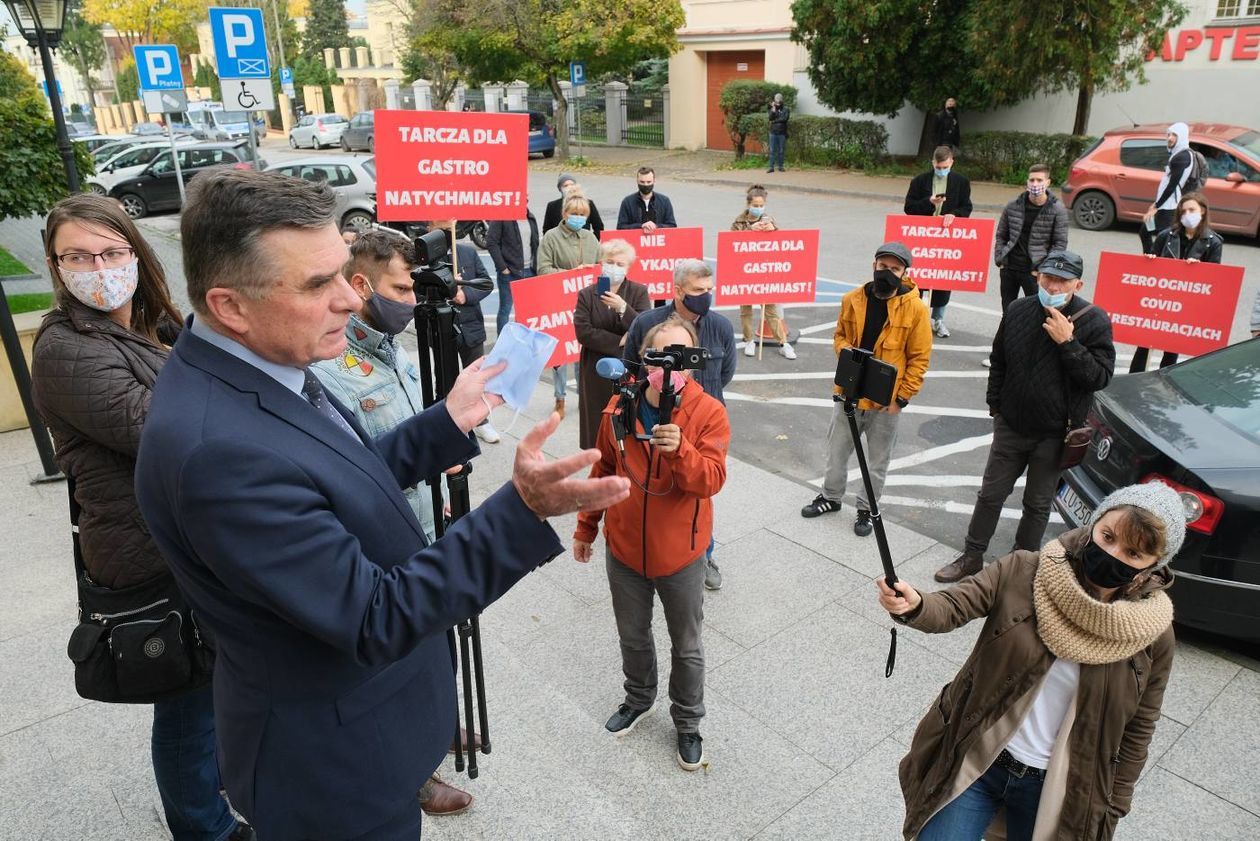  Protest pracowników branży gastronomicznej przed Lubelskim Urzędem Wojewódzkim  (zdjęcie 1) - Autor: Maciej Kaczanowski