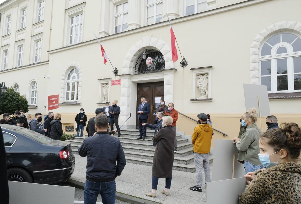  Protest pracowników branży gastronomicznej przed Lubelskim Urzędem Wojewódzkim  (zdjęcie 1) - Autor: Maciej Kaczanowski