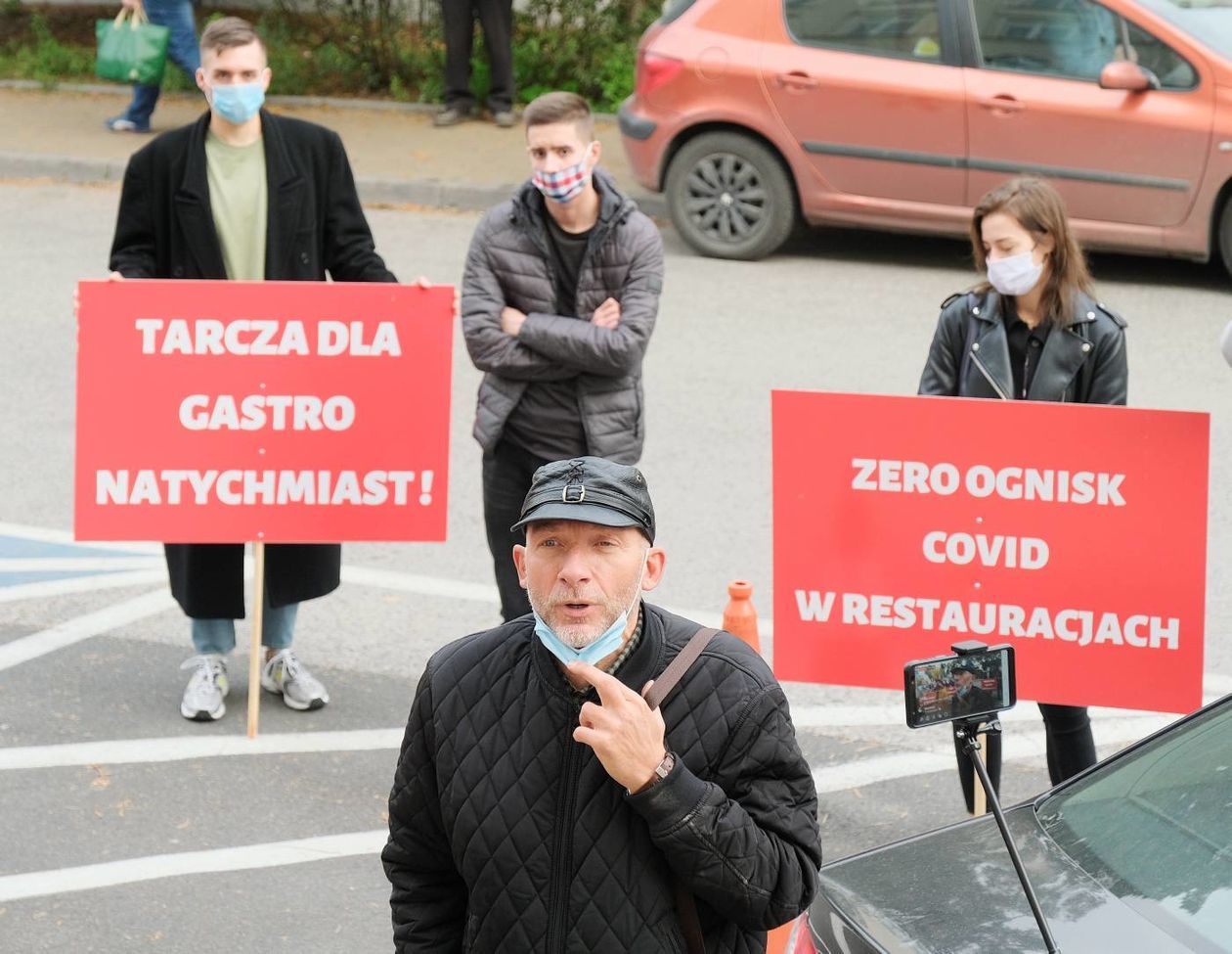  Protest pracowników branży gastronomicznej przed Lubelskim Urzędem Wojewódzkim  (zdjęcie 1) - Autor: Maciej Kaczanowski