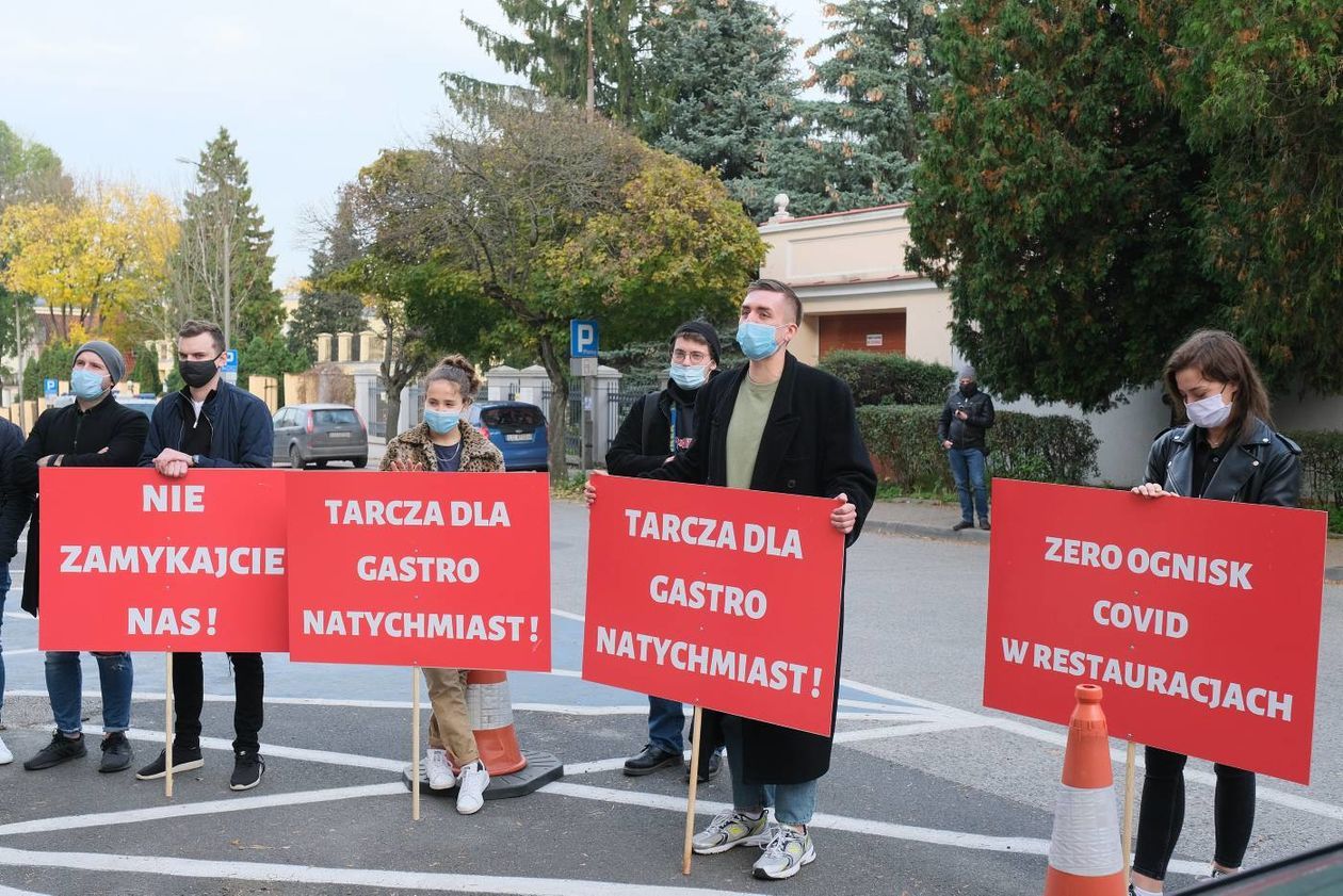  Protest pracowników branży gastronomicznej przed Lubelskim Urzędem Wojewódzkim  (zdjęcie 1) - Autor: Maciej Kaczanowski