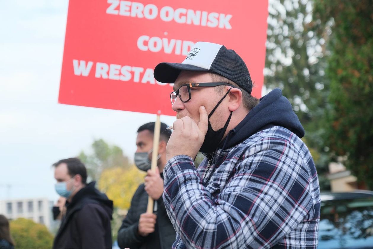  Protest pracowników branży gastronomicznej przed Lubelskim Urzędem Wojewódzkim  (zdjęcie 1) - Autor: Maciej Kaczanowski