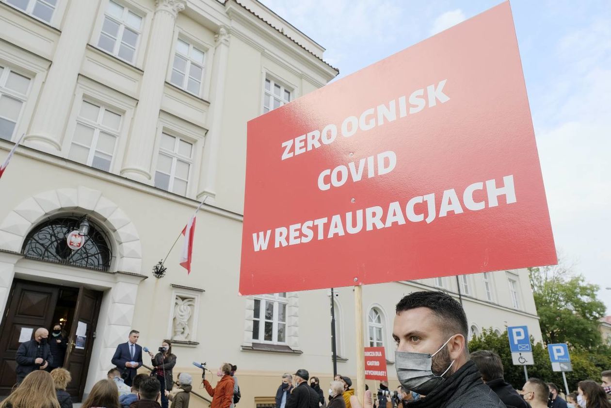 Protest pracowników branży gastronomicznej przed Lubelskim Urzędem Wojewódzkim  - Autor: Maciej Kaczanowski