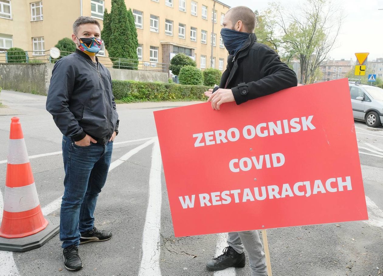  Protest pracowników branży gastronomicznej przed Lubelskim Urzędem Wojewódzkim  (zdjęcie 1) - Autor: Maciej Kaczanowski