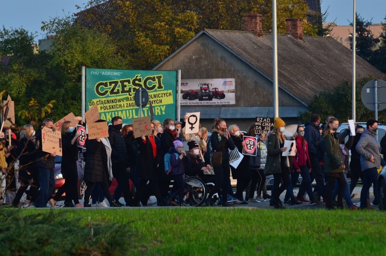  Protest w obronie praw kobiet we Włodawie (zdjęcie 1) - Autor: Mieczysław Kozioł