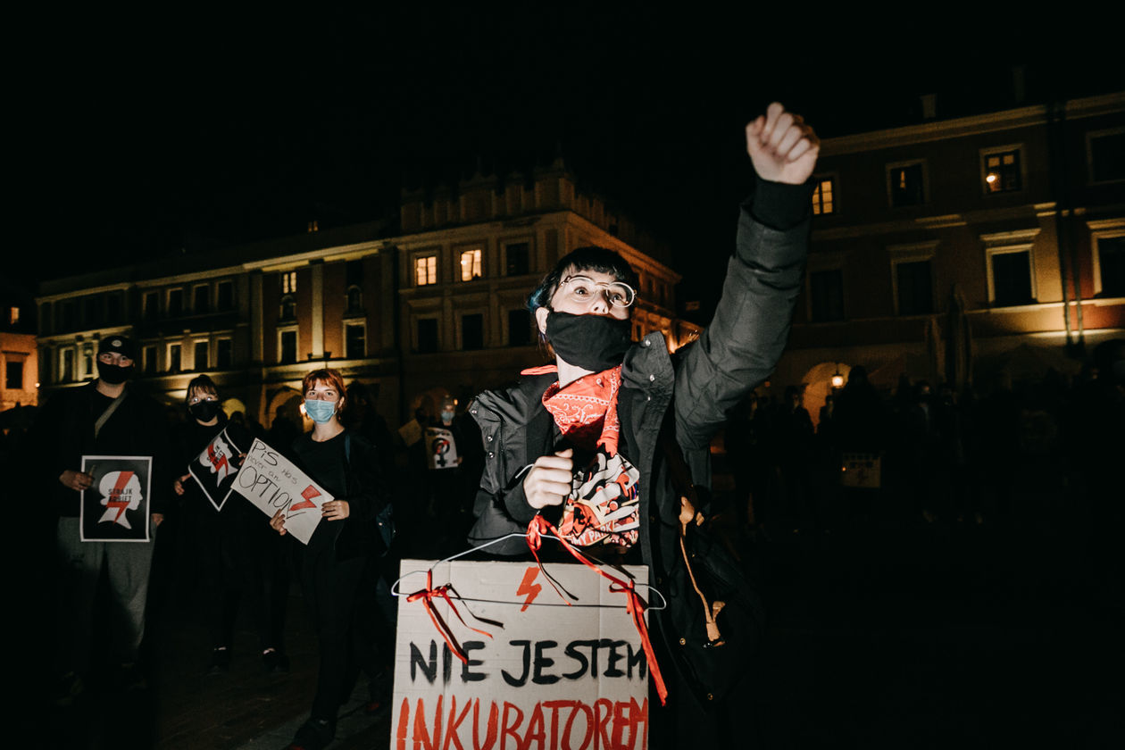  Marsz żałobny dla praw kobiet w Zamościu (zdjęcie 1) - Autor: Kazimierz Chmiel