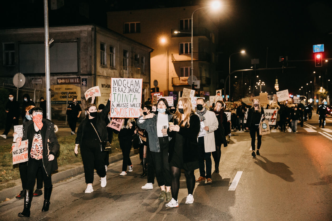  Marsz żałobny dla praw kobiet w Zamościu (zdjęcie 1) - Autor: Kazimierz Chmiel