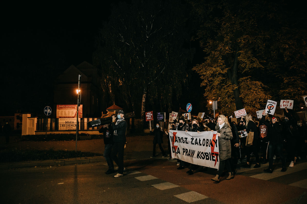  Marsz żałobny dla praw kobiet w Zamościu (zdjęcie 1) - Autor: Kazimierz Chmiel