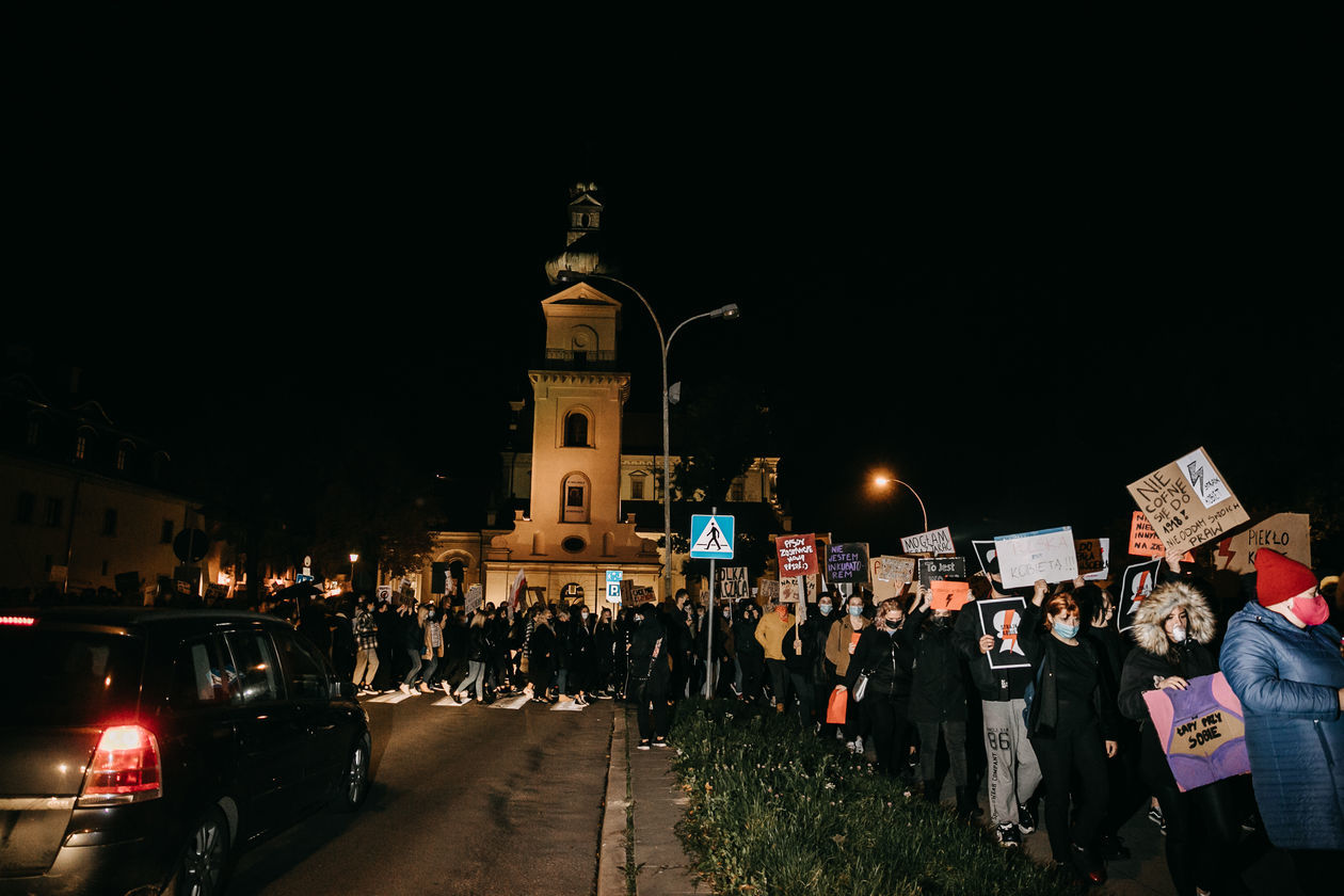  Marsz żałobny dla praw kobiet w Zamościu (zdjęcie 1) - Autor: Kazimierz Chmiel