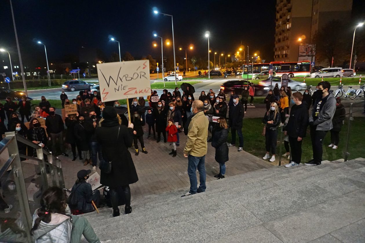  Protest kobiet w Świdniku (zdjęcie 1) - Autor: Stowarzyszenie Świdnik Wspólna Sprawa