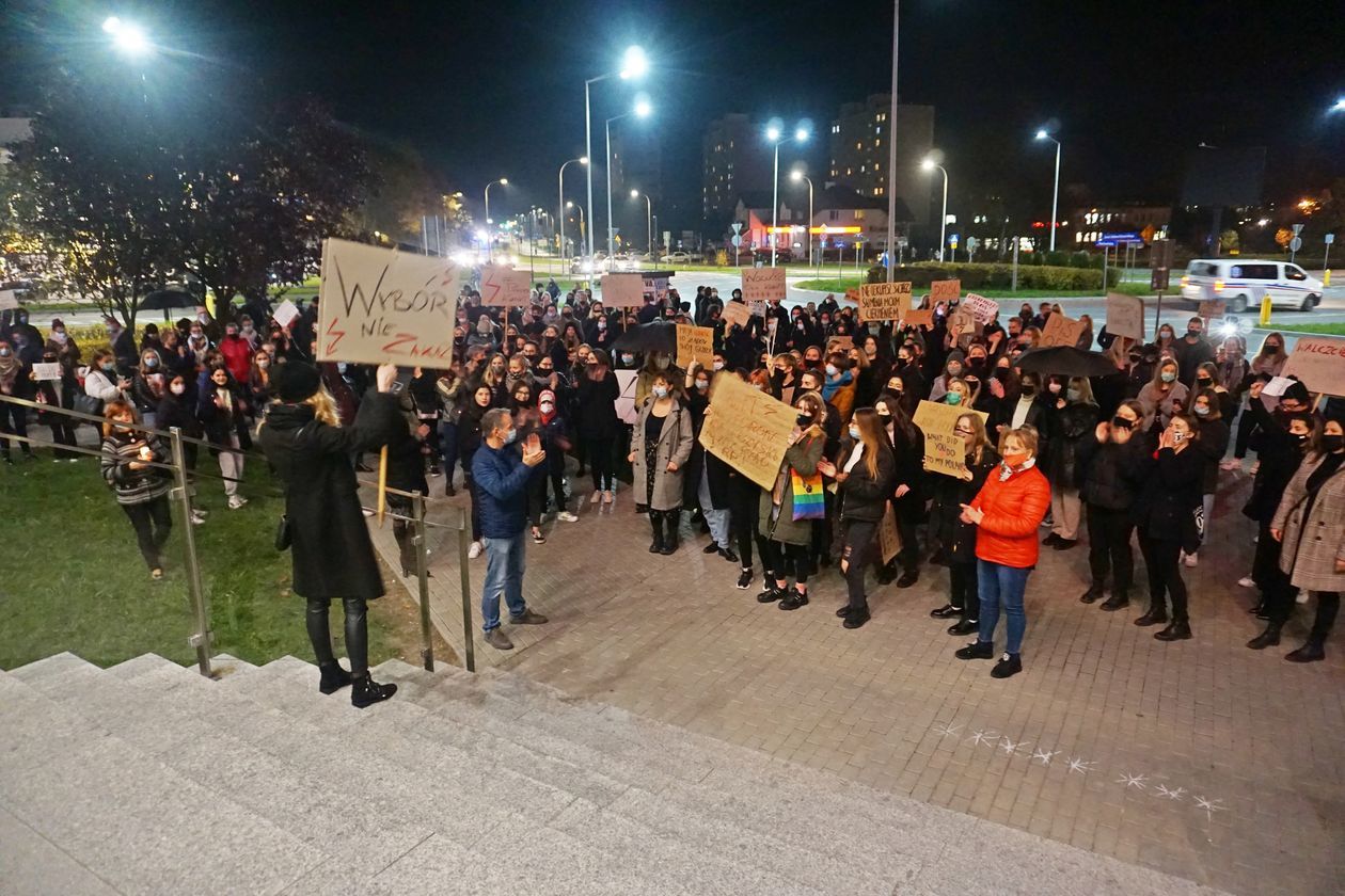  Protest kobiet w Świdniku (zdjęcie 1) - Autor: Stowarzyszenie Świdnik Wspólna Sprawa