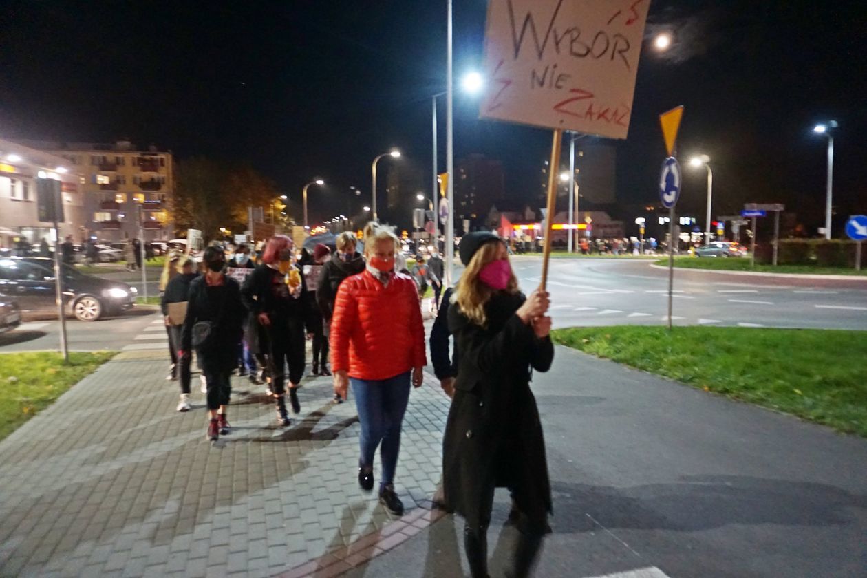  Protest kobiet w Świdniku (zdjęcie 1) - Autor: Stowarzyszenie Świdnik Wspólna Sprawa