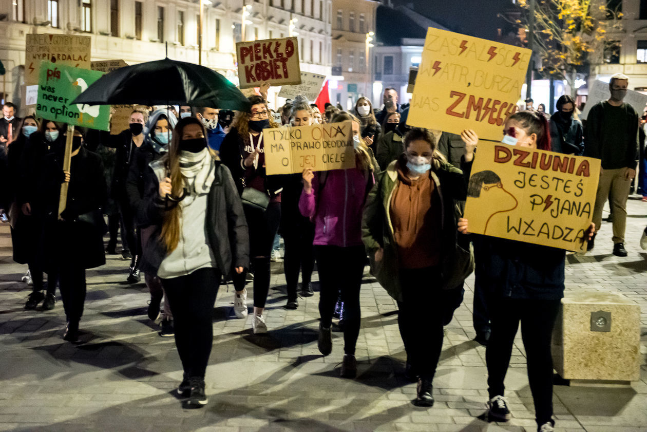  Protest kobiet. Marsz kontra Obrońcy Katedry (zdjęcie 1) - Autor: Tomasz Tylus