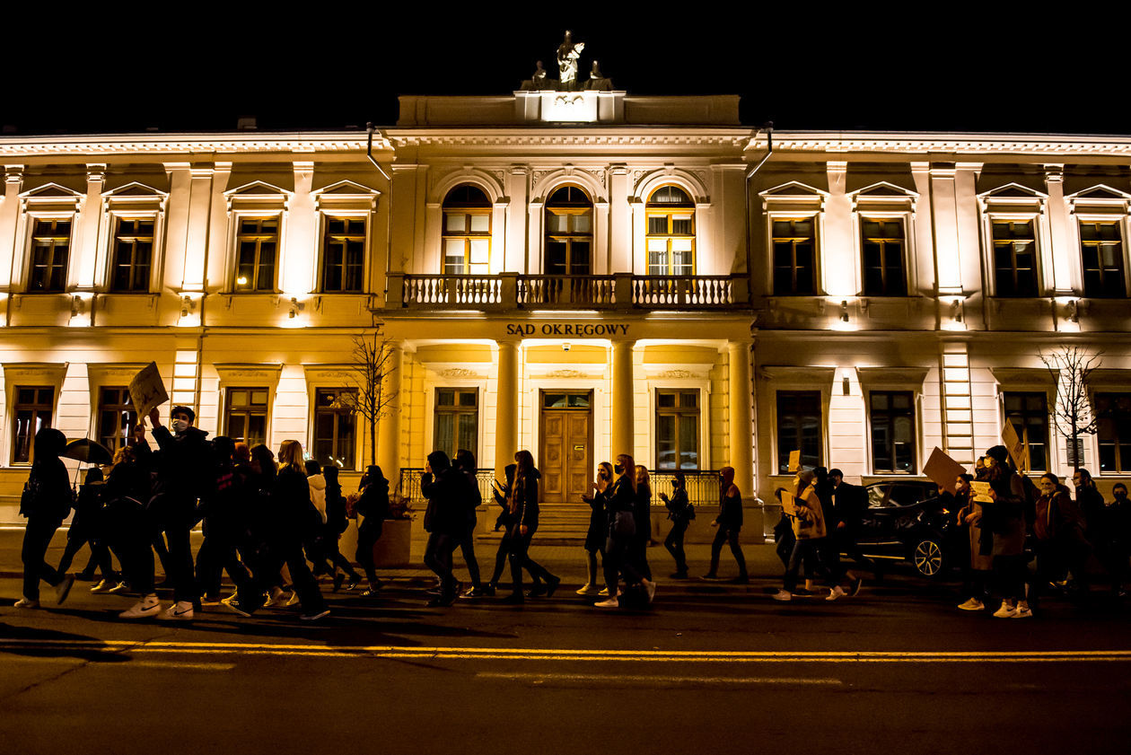  Protest kobiet. Marsz kontra Obrońcy Katedry (zdjęcie 1) - Autor: Tomasz Tylus