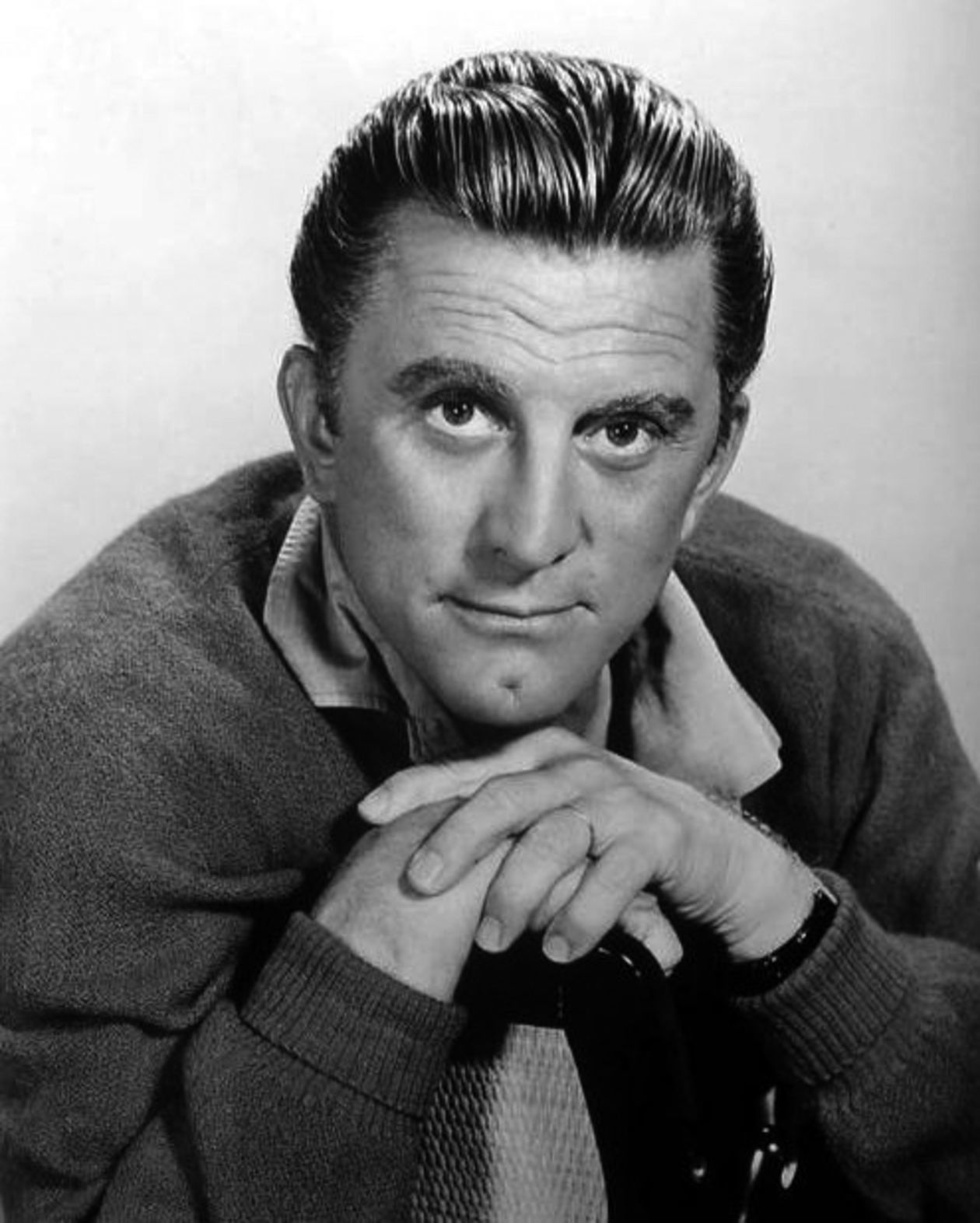  <p><strong>Kirk Douglas</strong></p>
<p>Amerykański aktor urodził się 9 grudnia 1916 w Amsterdamie w stanie Nowy Jork. Jeden z największych gwiazdor&oacute;w &bdquo;Złotej Ery Hollywood&rdquo;. American Film Institute umieścił go na 17. miejscu na liście największych amerykańskich aktor&oacute;w wszech czas&oacute;w.&nbsp;</p>
<p>Aktorem postanowił zostać w wieku 14 lat. W latach 1935-39 studiował język angielski na St. Lawrence University. Wkr&oacute;tce otrzymał stypendium na Amerykańskiej Akademii Sztuk Dramatycznych w Nowym Jorku. Odbył służbę w Amerykańskiej Marynarce Wojennej, od włączenia się USA do II wojny światowej w 1941, do jej zakończenia w 1945.&nbsp; &nbsp;Laureat Oscara za całokształt tw&oacute;rczości. Był też trzykrotnie nominowany do Oscara za role pierwszoplanowe w filmach: &bdquo;Champion&rdquo;, &bdquo;Piękny i zły&rdquo; oraz &bdquo;Pasja życia&rdquo;.&nbsp; Jest autorem siedmiu książek: dw&oacute;ch autobiografii, trzech powieści oraz dw&oacute;ch książek dla dzieci. W 1981 otrzymał Prezydencki Medal Wolności, najwyższe cywilne odznaczenie przyznawane przez prezydenta USA. W 1999 został uhonorowany przez Amerykański Instytut Filmowy nagrodą za życiowe osiągnięcia w dziedzinie filmu. Ponadto pełnił funkcję ambasadora dobrej woli dla Departamentu Stanu USA. Jest kawalerem francuskiego orderu Legii Honorowej.&nbsp;</p>