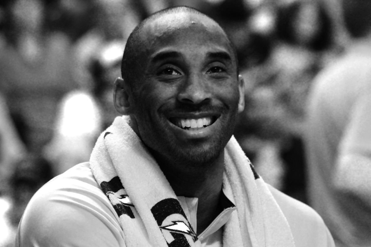  <p><strong>Kobe Bean Bryant&nbsp;</strong></p>
<p>Amerykański koszykarz, grający na pozycji rzucającego obrońcy. Od początku zawodowej kariery zawodnik Los Angeles Lakers. Razem z Shaquille&rsquo;em O&rsquo;Nealem poprowadził zesp&oacute;ł do trzech mistrzostw z rzędu w latach 2000-02. W sezonach 2005/06 i 2006/07 był kr&oacute;lem strzelc&oacute;w ligi. W 2006, w meczu przeciwko Toronto Raptors zdobył 81 punkt&oacute;w, co jest drugim najwyższym osiągnięciem w historii ligi. Został wybrany najbardziej wartościowym zawodnikiem sezonu 2007/08. Po przegranych finałach w 2008 poprowadził Lakers do dw&oacute;ch kolejnych tytuł&oacute;w mistrzowskich w 2009 i 2010, będąc wybieranym najlepszym zawodnikiem obu finał&oacute;w.&nbsp;</p>
<p>Piętnastokrotnie dostawał się do All-NBA Team, w tym jedenaście razy do pierwszej piątki. Dwanaście razy był wybierany do najlepszych piątek defensor&oacute;w NBA. Bryant był także członkiem kadry narodowej i olimpijskiej Stan&oacute;w Zjednoczonych, z kt&oacute;rą zdobył złoty medal na igrzyskach w Pekinie i Londynie. Na 90. ceremonii wręczenia Oscar&oacute;w Bryant wraz z Glenem Keanem otrzymał statuetkę w kategorii najlepszy kr&oacute;tkometrażowy film animowany za film &bdquo;Dear Basketball&rdquo;.&nbsp;</p>
<p>Bryant zginął w wieku 41 lat w katastrofie helikoptera w kalifornijskim Calabasas. Podczas lotu helikopter niespodziewanie runął na ziemię, a nikt z os&oacute;b będących na pokładzie nie przeżył. Wśr&oacute;d ofiar była r&oacute;wnież 13-letnia c&oacute;rka koszykarza, Gianna.</p>