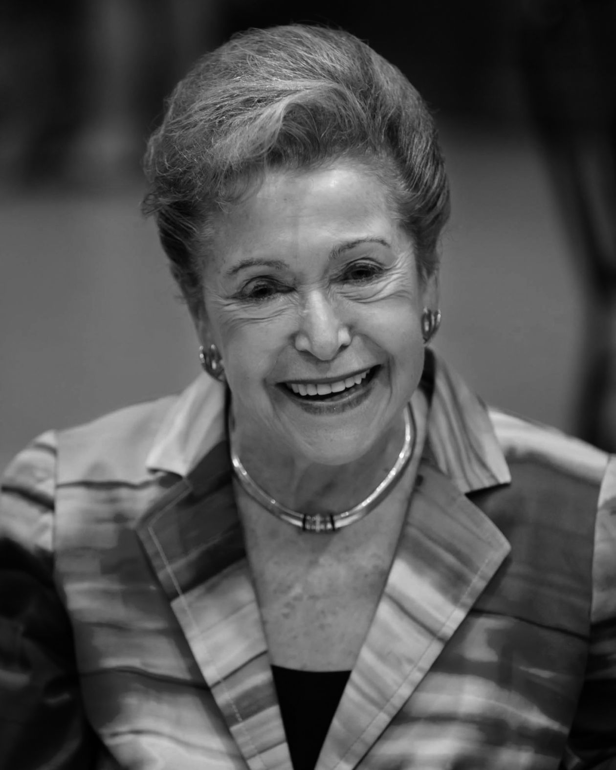  <p><strong>Mary Higgins Clark</strong></p>
<p>Amerykańska pisarka, mieszkająca w Saddle River w New Jersey, autorka licznych bestseller&oacute;w. Kilkanaście jej powieści zostało zekranizowanych, do wielu sama napisała scenariusz.&nbsp;</p>
<p>W 1974 roku została przyjęta na Fordham University, gdzie studiowała filozofię. Uczelnię ukończyła w 1979 roku z wyr&oacute;żnieniem summa cum laude.&nbsp;</p>
<p>Jest matką pisarki Carol Higgins Clark. Wsp&oacute;lnie z c&oacute;rką napisała kilka książek.&nbsp;</p>