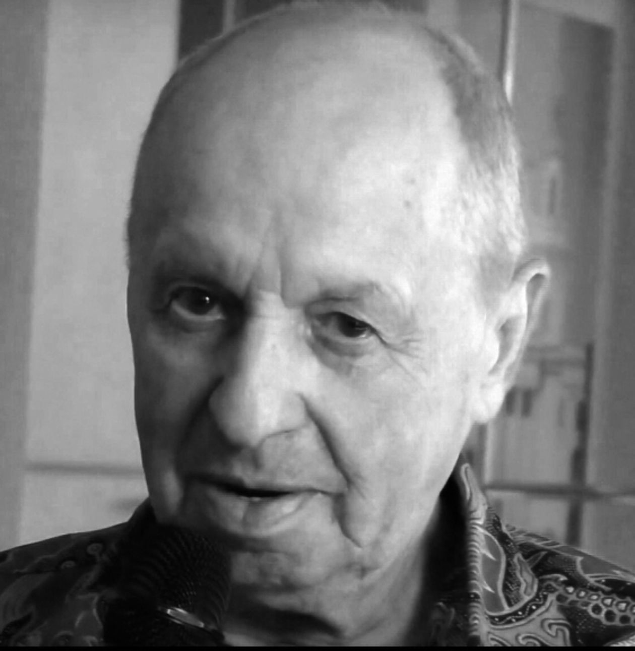  <p><strong>Jerzy Janiszewski</strong></p>
<p>Polski dziennikarz muzyczny, prezenter radiowy. Jerzy Janiszewski urodził się 17 września 1944 roku w Przemyślu.&nbsp;</p>
<p>Debiutował, jeszcze w czasach studenckich, w lubelskim Akademickim Radiu Centrum, kt&oacute;re nie było wtedy dostępne na falach radiowych i działało jako radiowęzeł. Z Radiem Lublin Jerzy Janiszewski związany był od roku 1967 do 2012, wsp&oacute;łpracował też z radiową Tr&oacute;jką, gdzie prowadził nocne audycje wsp&oacute;lnie z Piotrem Kaczkowskim czy Piotrem Metzem, pojawiał się r&oacute;wnież na antenie programu II PR. Słuchaczom lubelskiej rozgłośni regionalnej był znany z kilku audycji: Wehikuł Czasu, Beatlemania, Barachołka, a także z Poranka z radiem.</p>
<p>Janiszewski uznawany jest wręcz za odkrywcę Budki Suflera.&nbsp;&nbsp;</p>
<p>Był też producentem nagrań w Radiu Lublin, gdzie przez kilka dekad kierował słynnym studiem Hendrix. Był r&oacute;wnież menadżerem, realizatorem tras koncertowych i dobrym duchem Urszuli i Budki Suflera.</p>
