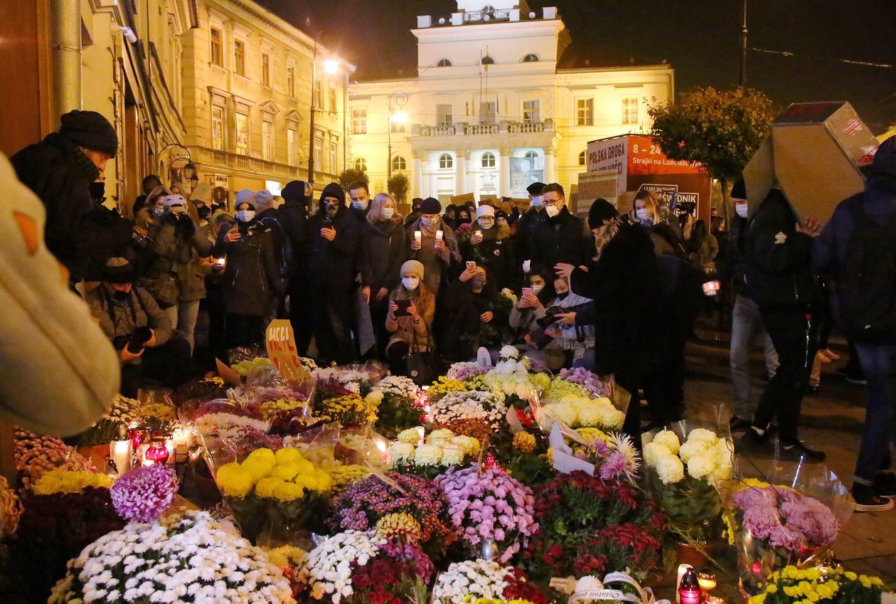  Pogrzeb PiS. Protest kobiet 1 listopada w Lublinie (zdjęcie 1) - Autor: Piotr Michalski