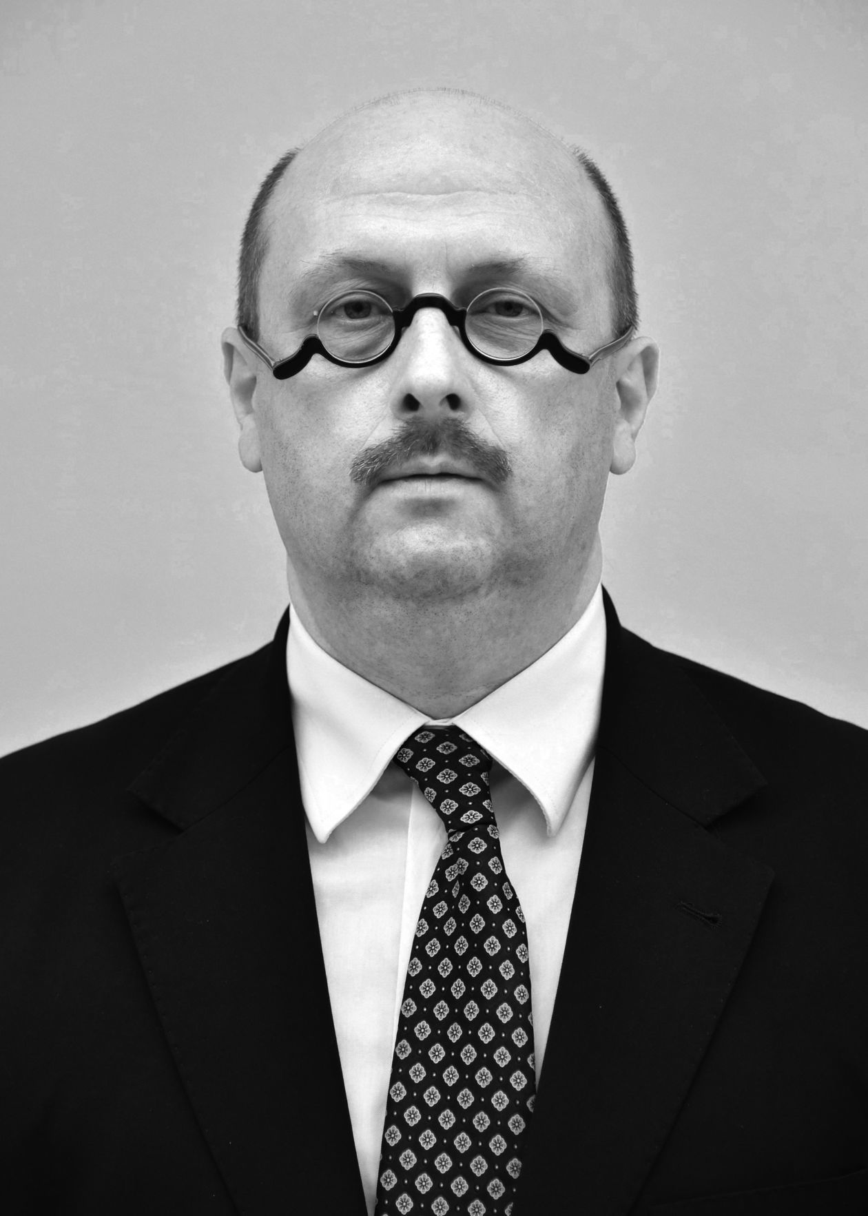  <p><strong>Stefan J&oacute;zef Hambura</strong></p>
<p class="MsoNormal">Adwokat. Posiadał obywatelstwo polskie i&nbsp;niemieckie. Zajmował się w&nbsp;imieniu mieszkających w&nbsp;Niemczech&nbsp;polskich rodzic&oacute;w (z mieszanych polsko-niemieckich małżeństw) walką z&nbsp;urzędami ds. młodzieży (Jugendamt), kt&oacute;re odebrały im dzieci na rzecz niemieckich wsp&oacute;łmałżonk&oacute;w.</p>
<p class="MsoNormal">W 2007 reprezentował Związek Byłych Więźni&oacute;w Politycznych Hitlerowskich Więzień i&nbsp;Oboz&oacute;w Koncentracyjnych, domagających się od niemieckiego ministerstwa finans&oacute;w dodatku pielęgnacyjnego&nbsp;oraz zadośćuczynienia. W 2007 był pełnomocnikiem&nbsp;Anny Walentynowicz w&nbsp;wygranej sprawie przeciwko tw&oacute;rcom filmu&nbsp;&bdquo;Strajk&rdquo; w&nbsp;reżyserii&nbsp;Volkera Schl&ouml;ndorffa, kt&oacute;rym sąd zakazał utożsamiania bohaterki Agnieszki z&nbsp;działaczką&nbsp;NSZZ &bdquo;Solidarność&rdquo;, gdyż historia przedstawiona w&nbsp;filmie znacząco i&nbsp;na niekorzyść jej wizerunku r&oacute;żni się od jej biografii.</p>
<p class="MsoNormal">Jako pełnomocnik rodzin ofiar katastrofy polskiego Tu-154 w&nbsp;Smoleńsku przyczynił się do skazania w&nbsp;2019&nbsp;Tomasza Arabskiego, byłego szefa Kancelarii Prezesa Rady Ministr&oacute;w, na 10 miesięcy pozbawienia wolności w&nbsp;zawieszeniu na dwa lata. Miał on według sądu dopuścić do lotu rządowego Tupolewa na nieczynne lotnisko Siewiernyj w&nbsp;Smoleńsku.</p>
<p><span style="font-size: 12.0pt; font-family: 'Times New Roman'; mso-fareast-font-family: 'Times New Roman'; mso-ansi-language: PL; mso-fareast-language: PL; mso-bidi-language: AR-SA;">Był r&oacute;wnież doradcą polskiego Episkopatu w&nbsp;sprawie&nbsp;Karty Praw Podstawowych&nbsp;UE.</span></p>
<p><!-- [if gte mso 9]><xml>
 <w:WordDocument>
  <w:View>Normal</w:View>
  <w:Zoom>0</w:Zoom>
  <w:AutoHyphenation></w:AutoHyphenation>
  <w:HyphenationZone>21</w:HyphenationZone>
  <w:PunctuationKerning></w:PunctuationKerning>
  <w:ValidateAgainstSchemas></w:ValidateAgainstSchemas>
  <w:SaveIfXMLInvalid>false</w:SaveIfXMLInvalid>
  <w:IgnoreMixedContent>false</w:IgnoreMixedContent>
  <w:AlwaysShowPlaceholderText>false</w:AlwaysShowPlaceholderText>
  <w:Compatibility>
   <w:BreakWrappedTables></w:BreakWrappedTables>
   <w:SnapToGridInCell></w:SnapToGridInCell>
   <w:WrapTextWithPunct></w:WrapTextWithPunct>
   <w:UseAsianBreakRules></w:UseAsianBreakRules>
   <w:DontGrowAutofit></w:DontGrowAutofit>
  </w:Compatibility>
  <w:NoLineBreaksAfter Lang="JA">‘“</w:NoLineBreaksAfter>
  <w:NoLineBreaksBefore Lang="JA">’”</w:NoLineBreaksBefore>
  <w:BrowserLevel>MicrosoftInternetExplorer4</w:BrowserLevel>
 </w:WordDocument>
</xml><![endif]--><!-- [if gte mso 9]><xml>
 <w:LatentStyles DefLockedState="false" LatentStyleCount="156">
 </w:LatentStyles>
</xml><![endif]--><!-- [if gte mso 10]>
<style>
 /* Style Definitions */
 table.MsoNormalTable
	{mso-style-name:Standardowy;
	mso-tstyle-rowband-size:0;
	mso-tstyle-colband-size:0;
	mso-style-noshow:yes;
	mso-style-parent:"";
	mso-padding-alt:0cm 5.4pt 0cm 5.4pt;
	mso-para-margin:0cm;
	mso-para-margin-bottom:.0001pt;
	mso-pagination:widow-orphan;
	font-size:10.0pt;
	font-family:"Times New Roman";
	mso-ansi-language:#0400;
	mso-fareast-language:#0400;
	mso-bidi-language:#0400;}
</style>
<![endif]--></p>