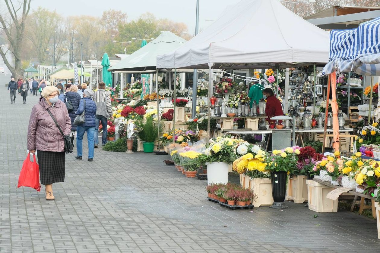  Lubelskie cmentarze przy ul. Lipowej i Drodze Męczenników Majdanka po otwarciu.  (zdjęcie 1) - Autor: Maciej Kaczanowski