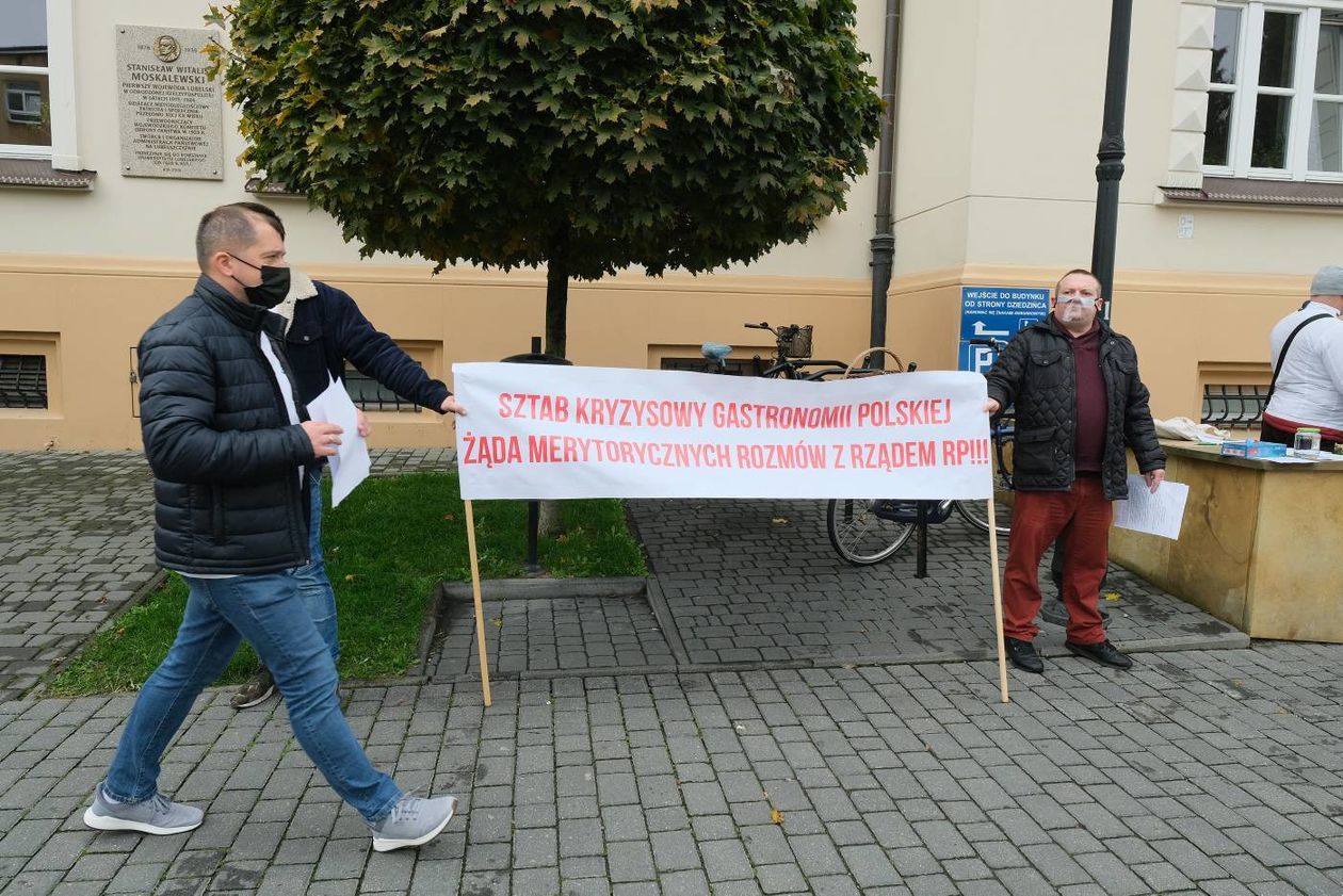  Właściciele lokali gastronomicznych pikietowali przed Lubelskim Urzędem Wojewódzkim (zdjęcie 1) - Autor: Maciej Kaczanowski