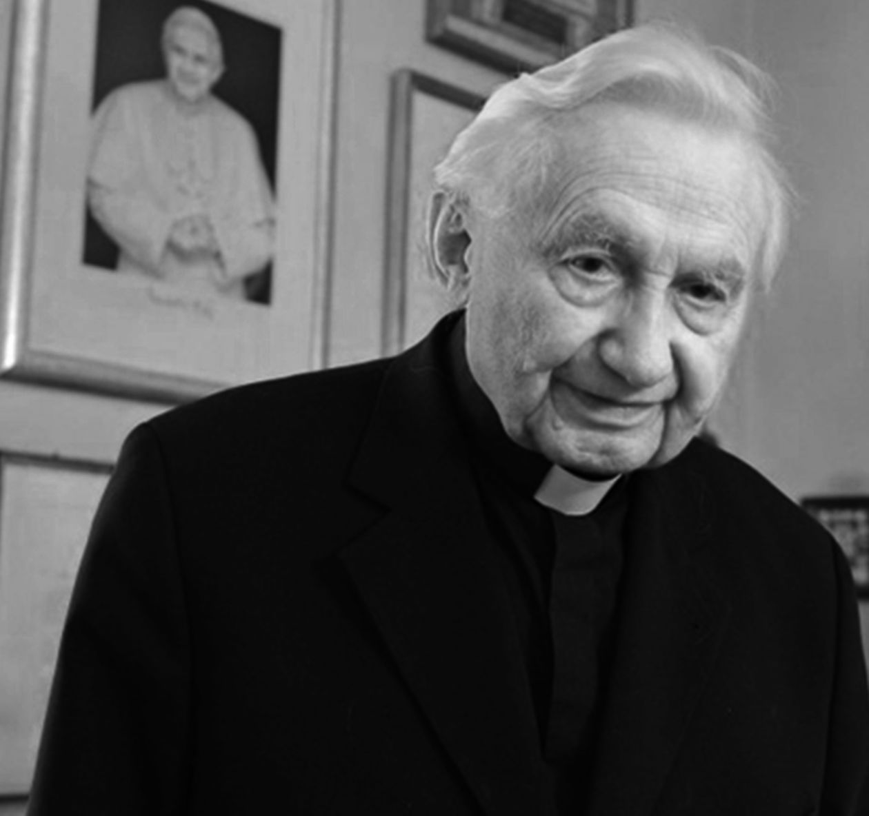  <p><strong>Ks. Georg Ratzinger</strong></p>
<p>Duchowny katolicki, protonotariusz apostolski, dyrygent ch&oacute;r&oacute;w kościelnych, starszy brat papieża Benedykta XVI.</p>
<p>W styczniu 1946 wsp&oacute;lnie z młodszym bratem Josephem rozpoczął studia w seminarium archidiecezjalnym metropolii monachijsko-fryzygijskiej; bracia otrzymali wsp&oacute;lnie święcenia kapłańskie 29 czerwca 1951 roku.</p>
<p>Georg Ratzinger kontynuował studia w dziedzinie muzyki kościelnej w Monachium. Po ich ukończeniu w 1957 został dyrygentem ch&oacute;ru w parafii w Traunstein. W 1964 został dyrektorem muzycznym katedry św. Piotra w Ratyzbonie i dyrygentem ch&oacute;ru katedralnego Regensburger Domspatzen. Wraz z ch&oacute;rem nagrywał płyty z dziełami muzyki kościelnej i odbywał tourn&eacute;e koncertowe po wielu krajach.</p>