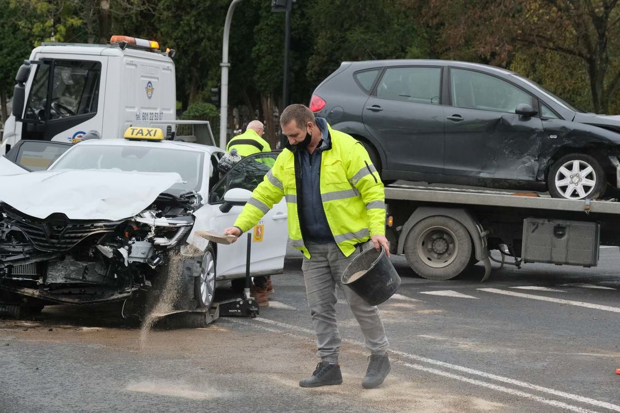  Wypadek na skrzyżowaniu ul. Walecznych i al. Andersa. Uszkodzona sygnalizacja (zdjęcie 1) - Autor: Maciej Kaczanowski