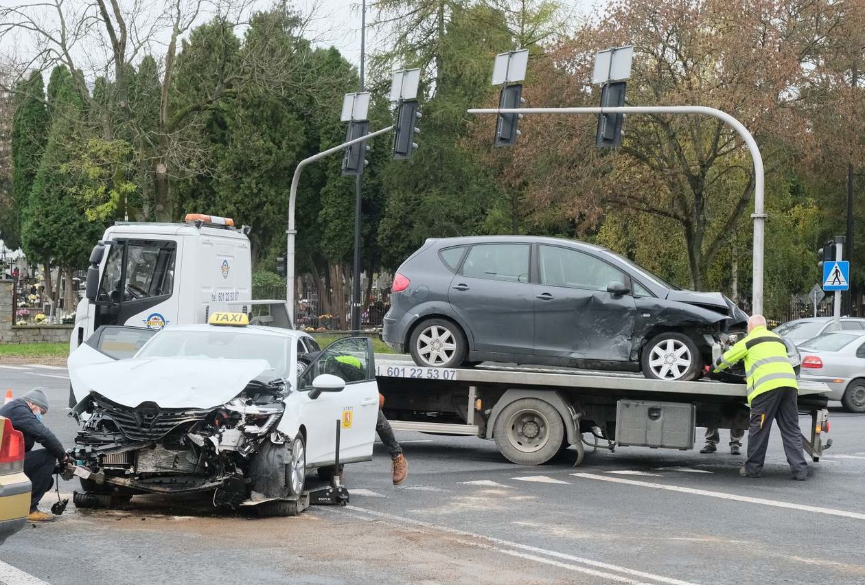  Wypadek na skrzyżowaniu ul. Walecznych i al. Andersa. Uszkodzona sygnalizacja (zdjęcie 1) - Autor: Maciej Kaczanowski