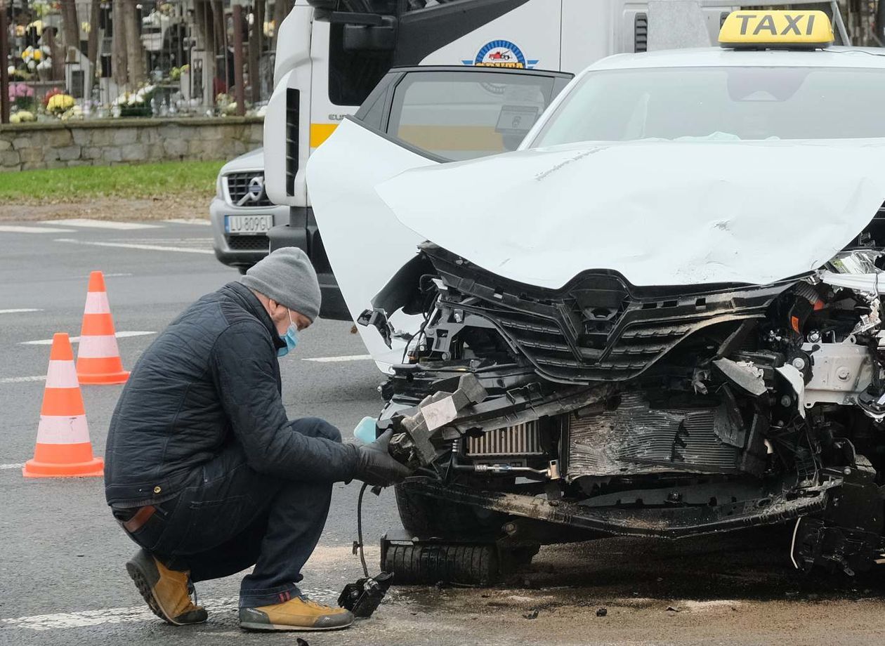  Wypadek na skrzyżowaniu ul. Walecznych i al. Andersa. Uszkodzona sygnalizacja (zdjęcie 1) - Autor: Maciej Kaczanowski