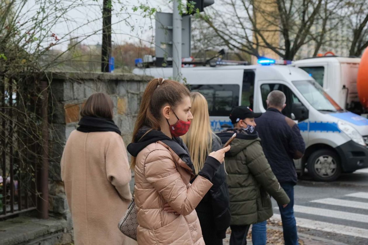  Wypadek na skrzyżowaniu ul. Walecznych i al. Andersa. Uszkodzona sygnalizacja (zdjęcie 1) - Autor: Maciej Kaczanowski