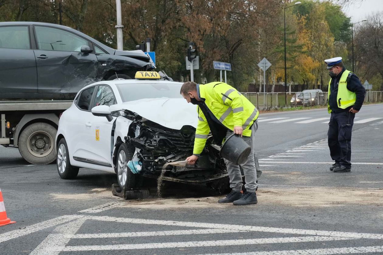  Wypadek na skrzyżowaniu ul. Walecznych i al. Andersa. Uszkodzona sygnalizacja (zdjęcie 1) - Autor: Maciej Kaczanowski