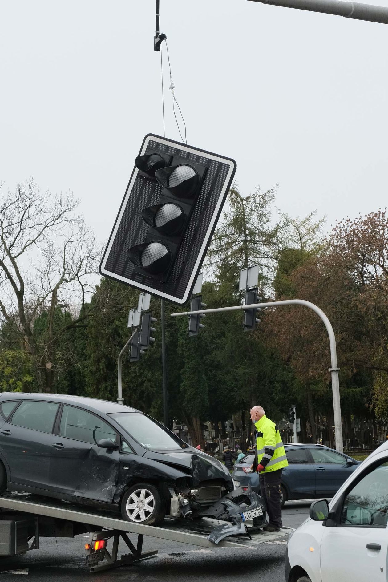  Wypadek na skrzyżowaniu ul. Walecznych i al. Andersa. Uszkodzona sygnalizacja (zdjęcie 1) - Autor: Maciej Kaczanowski