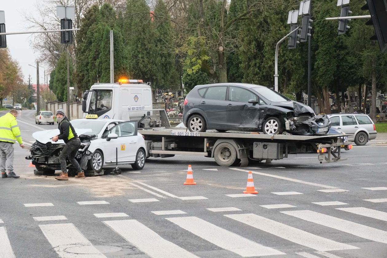  Wypadek na skrzyżowaniu ul. Walecznych i al. Andersa. Uszkodzona sygnalizacja (zdjęcie 1) - Autor: Maciej Kaczanowski