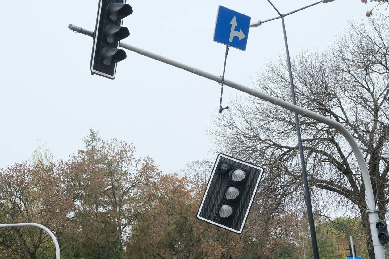  Wypadek na skrzyżowaniu ul. Walecznych i al. Andersa. Uszkodzona sygnalizacja (zdjęcie 1) - Autor: Maciej Kaczanowski